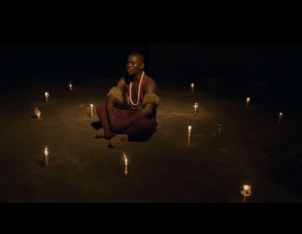 Negro Bey implora a la pérdida de la cultura con su nuevo vídeo “Ese edi bi ba djo”