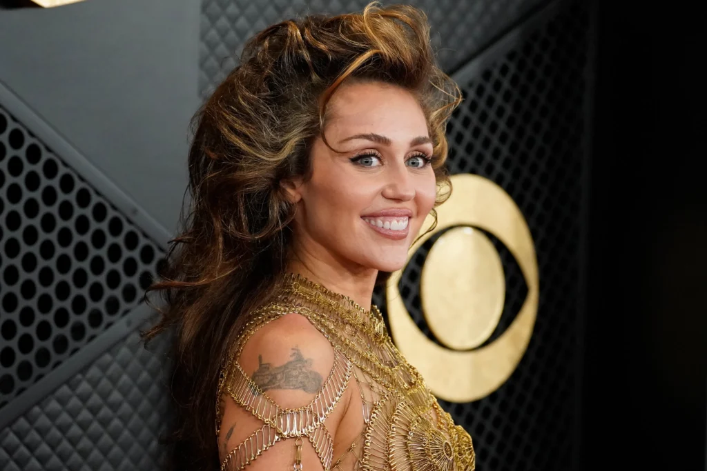 Miley Cyrus pierde la primera batalla legal: el juez no retira la denuncia por plagio de «Flowers»