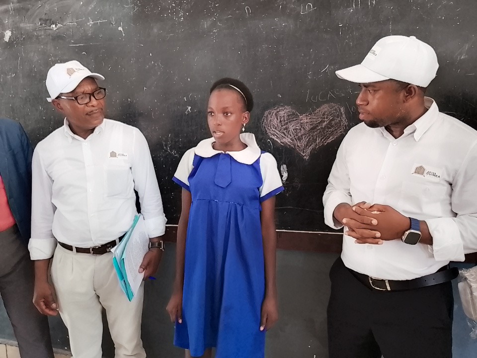 ¡Interesante!: una niña de 15 años sorprende a Artes Guinea, cantando el himno Nacional en tres lenguas nacionales del país
