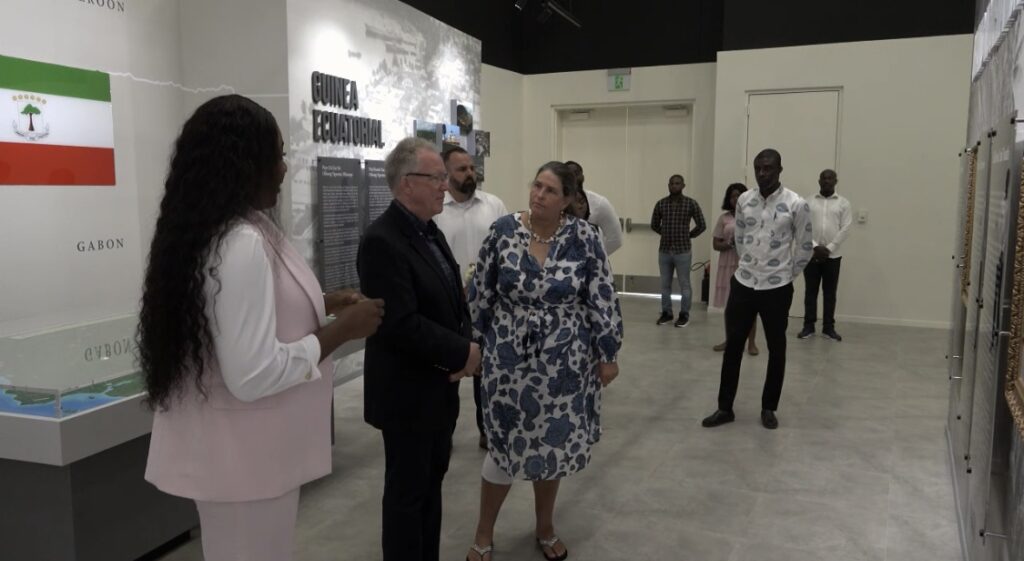 El embajador de EEUU realiza un visita turística en el museo “Obiang Nguema Mbasogo” de Mongomo